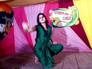 巨乳の赤い熟女fucksティーンエイジャー種馬 女性 動画 安全